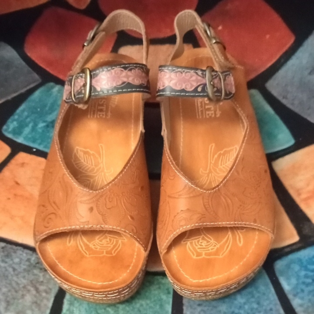 Elegant Tan Sandals with Buckle Detail